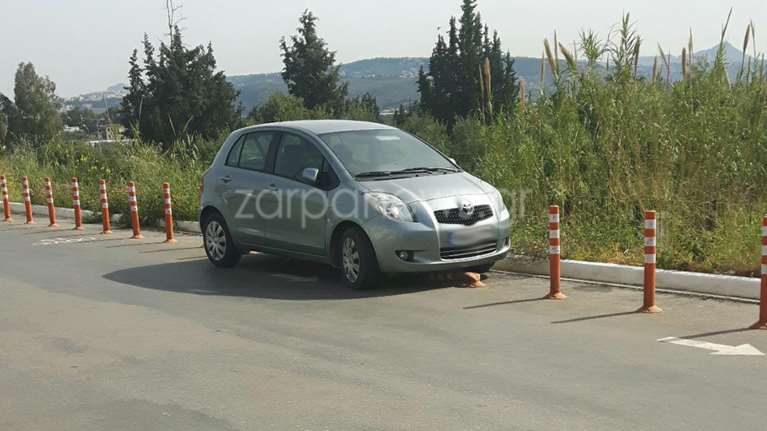 Πάρκινγκ για... Οσκαρ στο Νοσοκομείο Χανίων: Πάρκαρε πάνω στα πλαστικά κολωνάκια