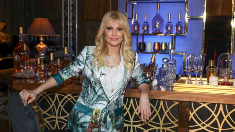 Mega: Η Πίτσα Παπαδοπούλου έπιασε το μικρόφωνο και η Νατάσα Θεοδωρίδου χόρεψε ζεϊμπέκικο!