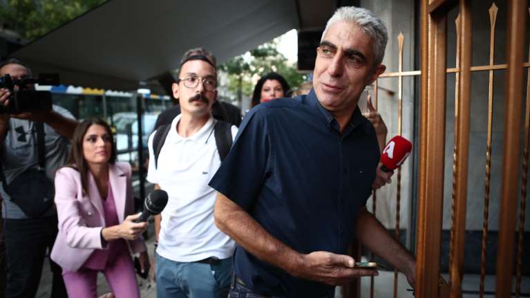 Ο Γιώργος Τσίπρας προσπαθεί να μαζέψει την γκάφα Κασσελάκη: Χρειαζόταν ένα μαξιλάρι - Για το ύψος γίνεται η συζήτηση