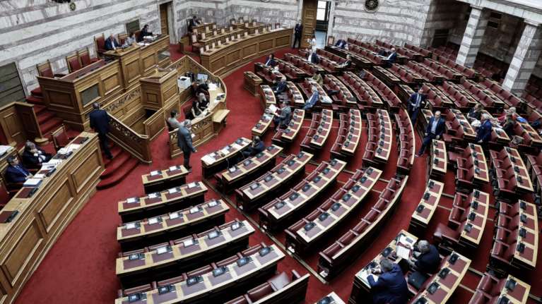 Στη Βουλή το νομοσχέδιο για συμπληρωματικό φόρο έως 15% σε πολυεθνικές επιχειρήσεις και μεγάλους ομίλους