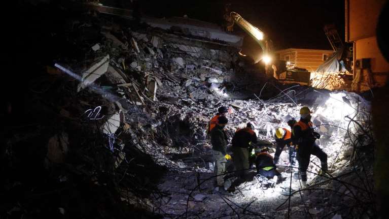 Σεισμός στην Τουρκία: Κραυγή, ανιχνευτές και σκυλιά - Το σχέδιο της ΕΜΑΚ στα συντρίμμια για να βρει ζωές