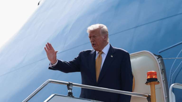 Τραμπ για Πούτιν: Αντί να δοκιμάζει πυραύλους, ας σταματήσει τον πόλεμο στην Ουκρανία