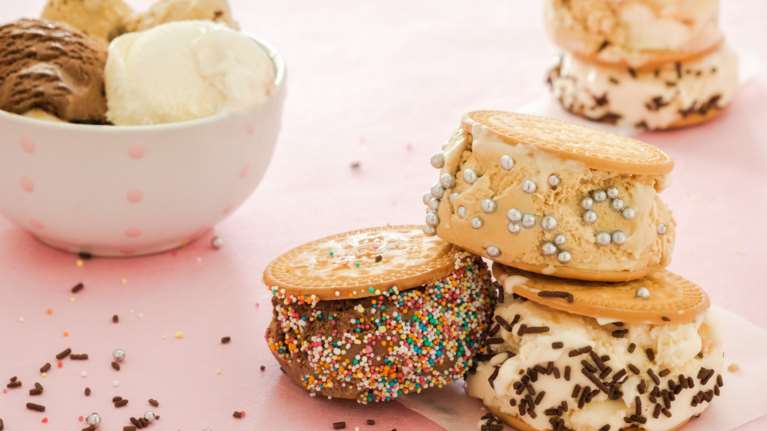 Εύκολο παγωτό σάντουιτς με 4 υλικά - Υγιεινό και χωρίς ζάχαρη