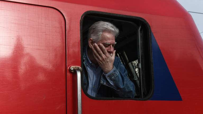 Δακρυσμένος ο πρόεδρος του ΟΣΕ στο πρώτο δρομολόγιο Αθήνα - Θεσσαλονίκη μετά την τραγωδία στα Τέμπη