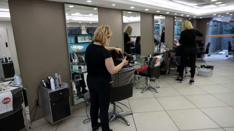 Κορονοϊός - κομμωτήρια: Αυτό είναι το sms για το τελευταίο κούρεμα πριν το lockdown