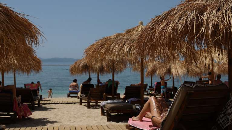 Ακριβή μου... ξαπλώστρα: Μέχρι και 70 ευρώ σε παραλίες της Αττικής - Ρεζερβέ οι περισσότερες ενόψει καύσωνα