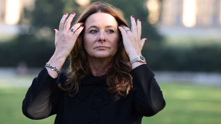 Βρετανία: Η υπουργός Παιδείας ζήτησε συγγνώμη για τα &quot;γαλλικά&quot; μπροστά στις κάμερες [Βίντεο]