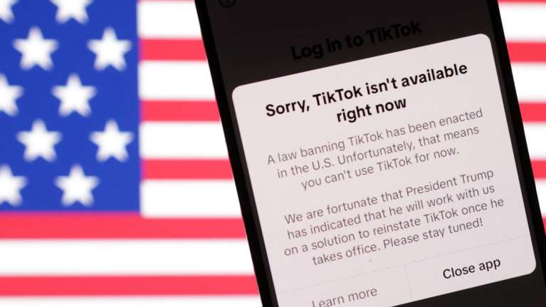 Ο Τραμπ ανακοίνωσε ότι θα εκδώσει αύριο διάταγμα για να επαναφέρει το TikTok