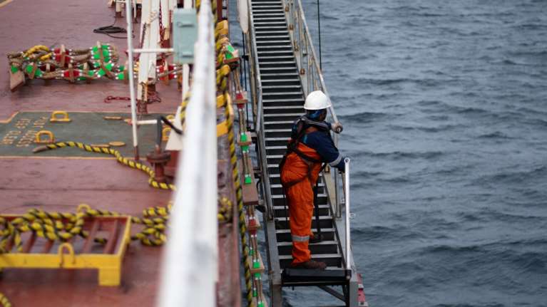 Μάστιγα η εγκατάλειψη πληρωμάτων: Ρεκόρ το 2025 με 6.223 ναυτικούς και τον "σκιώδη στόλο" στο επίκεντρο