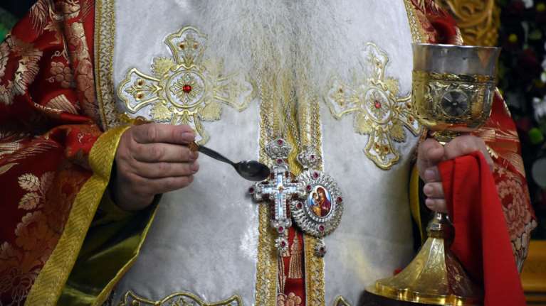 Οικουμενικό Πατριαρχείο: Δεν αλλάζει ο τρόπος μετάδοσης της Θείας Κοινωνίας, δεν τίθεται θέμα πολλαπλών λαβίδων