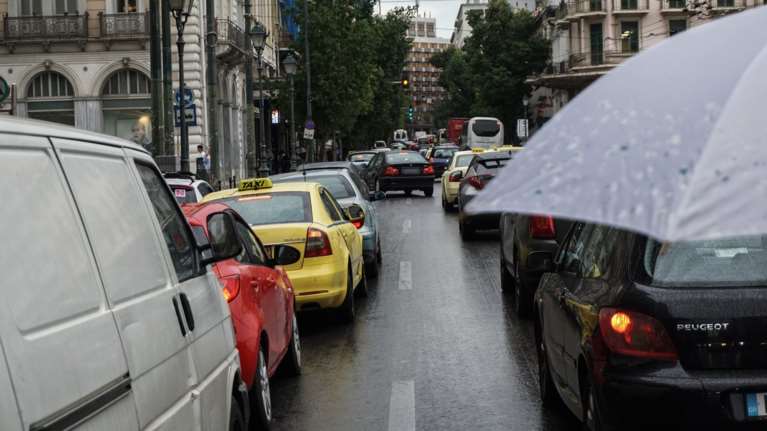 Κίνηση στους δρόμους: Κομφούζιο από την καταιγίδα - Φρακαρισμένος ο Κηφισός, στο &quot;κόκκινο&quot; η Αττική Οδός