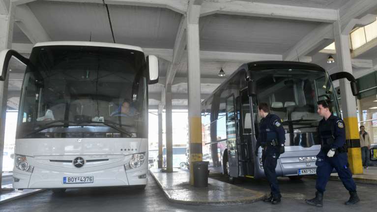 Εθνική Αθηνών-Πατρών: Επίθεση με πέτρες σε λεωφορείο του ΚΤΕΛ - Τραυματίστηκε ο οδηγός στο πρόσωπο από τα θραύσματα