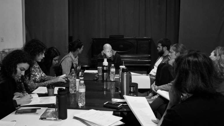 Ο Γιάννης Χουβαρδάς επιστρέφει στο Θέατρο Τέχνης με την "Παρεξήγηση" του Καμί