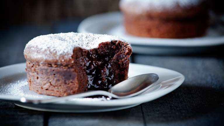 Πετρετζίκης: Συνταγή για θεϊκό σουφλέ σοκολάτας γάλακτος - Ετοιμο μέσα σε λίγα λεπτά