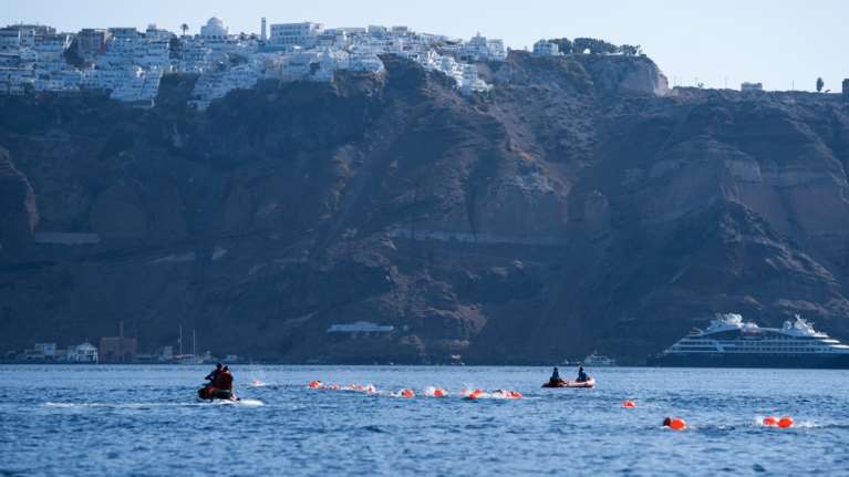 Κολύμβηση από την Καρδιά του Ηφαιστείου της Σαντορίνης