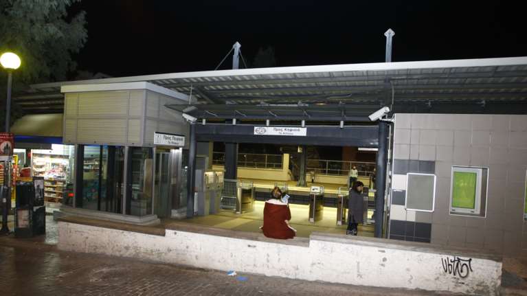 Τραγωδία στον ΗΣΑΠ στα Πευκάκια: Νεκρή 60χρονη - Πήδηξε στις γραμμές και την χτύπησε ο συρμός