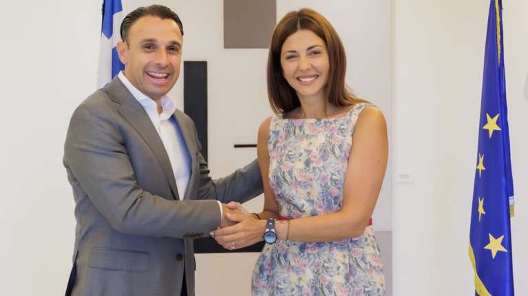 Η ΘΕΟΝΗ προσφέρει καθαρό νερό και χαμόγελα στα σχολεία 9 νησιών