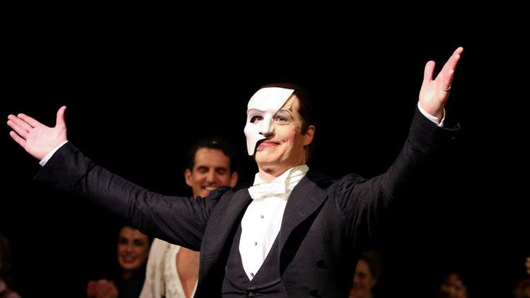 Αυλαία για το &quot;Φάντασμα της Όπερας&quot; έπειτα από 35 χρόνια - Παράσταση αφιερωμένη στον γιο του Βέμπερ που πέθανε από καρκίνο