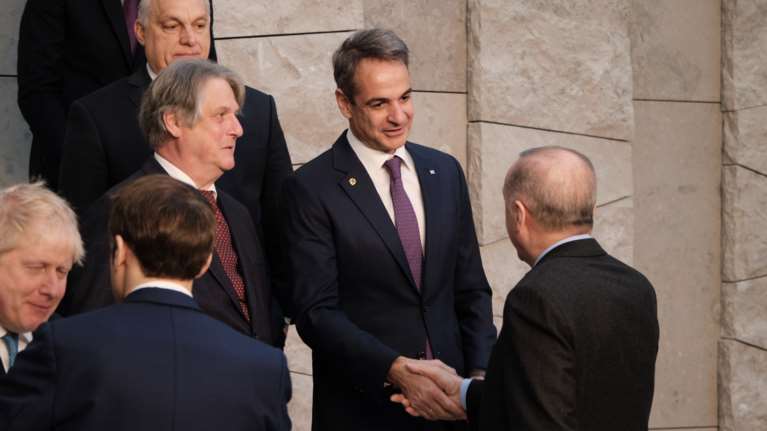 Σύνοδος ΝΑΤΟ: Ο φακός έπιασε τη χειραψία Μητσοτάκη με Ερντογάν - Τα είπαν για λίγα λεπτά οι δύο ηγέτες