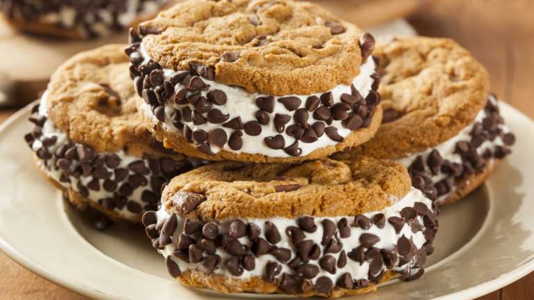 Θεϊκό παγωτό σάντουιτς που φτιάχνεται πανεύκολα και θα σας ξετρελάνει