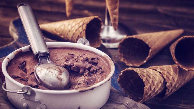 Λαχταριστό παγωτό σε μπουκίτσες με σοκολάτα και βανίλια - Πανεύκολο και υγιεινό