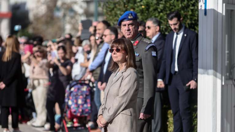 Κατερίνα Σακελλαροπούλου: Στην επίσημη τελετή αλλαγής Φρουράς στο Μνημείο του Άγνωστου Στρατιώτη [εικόνες]