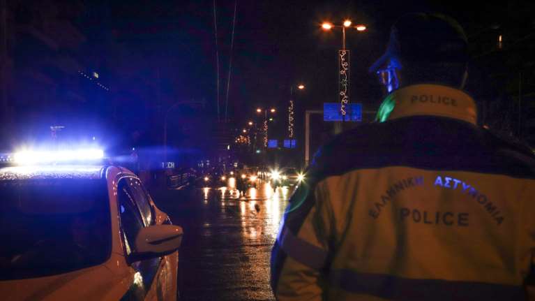 Θεσσαλονίκη: Τράκαραν ταξί με μηχανή και ο δικυκλιστής άφησε με μπουνιά τον ταξιτζή αναίσθητο – Σοκαριστικό βίντεο