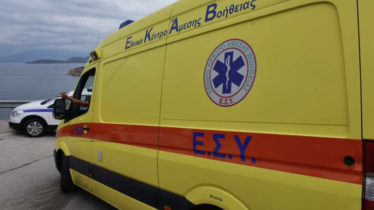 Χαλκιδική: Αυτοκίνητο έπεσε σε στάση ΚΤΕΛ στο Παλιούρι μετά από τροχαίο με άλλο ΙΧ - Δύο τραυματίες