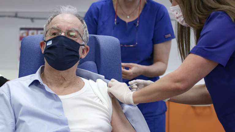 Στον &quot;Ευαγγελισμό&quot; εμβολιάστηκε ο Κωνσταντίνος Τασούλας - &quot;Η ελπίδα διαδέχεται τον φόβο&quot;