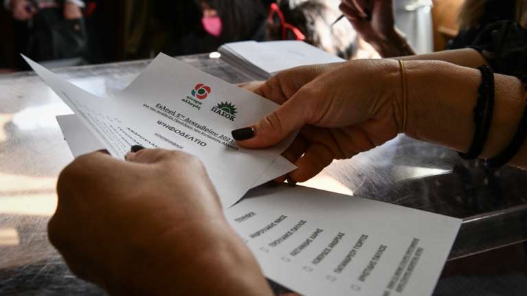 ΚΙΝΑΛ: Tα αποτελέσματα ανά περιφέρεια - Σάρωσε στην Κρήτη ο Ανδρουλάκης - Πού βγήκαν πρώτοι Παπανδρέου και Λοβέρδος