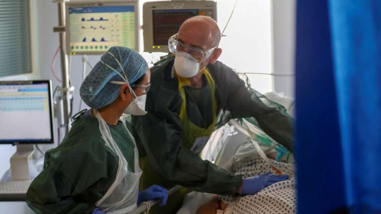 Κορονοϊός - Βρετανία: Ο αριθμός των νεκρών πλησιάζει τις 52.000 - Εντονες επικρίσεις κατά Τζόνσον