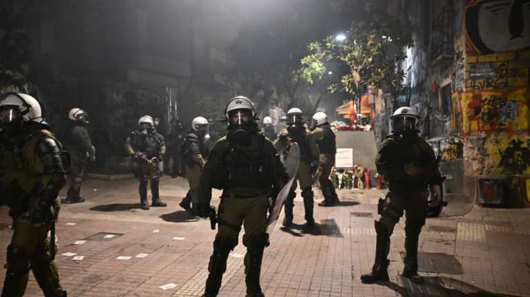 Νύχτα έντασης στα Εξάρχεια ανάμεσα σε κουκουλοφόρους και ΜΑΤ - 14 προσαγωγές