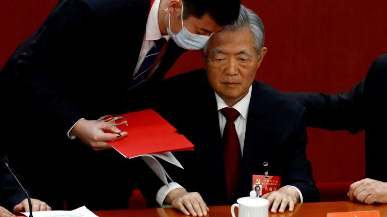 Τι συνέβη πριν βγάλουν έξω τον πρώην Κινέζο ηγέτη από το συνέδριο του ΚΚΚ - Νέο βίντεο