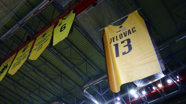 ΑΕΚ: Συγκλονιστικές στιγμές στο Κλειστό Λιοσίων - Αποσύρθηκε η φανέλα του Γέλοβατς, κλάματα από παίκτες και προπονητές [Εικόνες - Βίντεο]