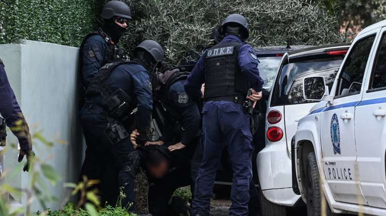 Έφοδοι της ΕΛΑΣ σε καταυλισμούς Ρομά στη Δυτική Αττική: Έξι συλλήψεις και 15 προσαγωγές [εικόνες-βίντεο]