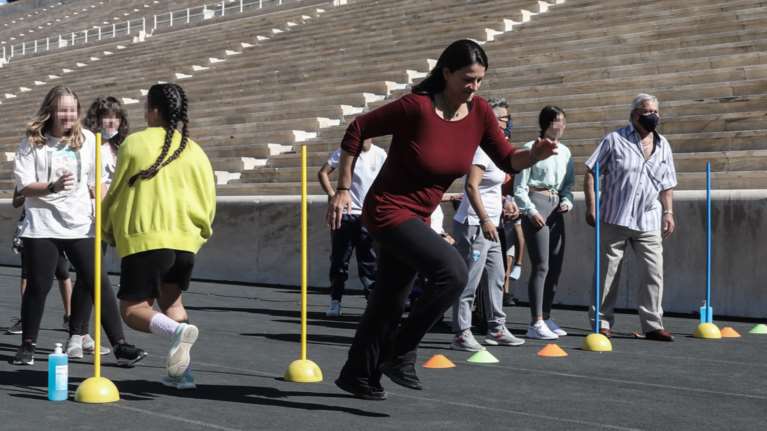 Η Νίκη Κεραμέως έβαλε τη φόρμα της και έτρεξε στο Καλλιμάρμαρο για την ημέρα Σχολικού Αθλητισμού