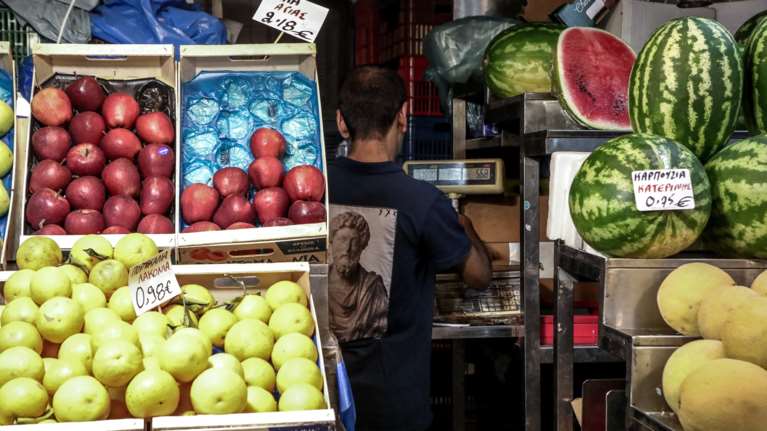 Η ακρίβεια καλπάζει: Αυξήσεις έως 8% στα φρούτα - Ανήσυχοι καταναλωτές και παραγωγοί