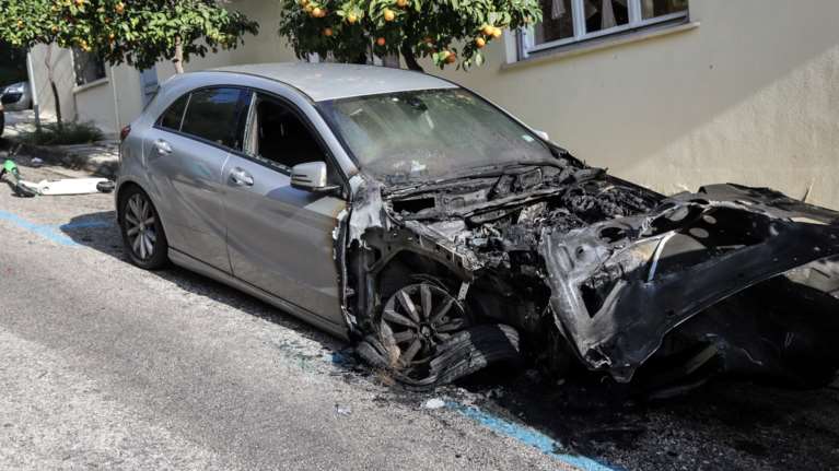 Αργυρούπολη: Μπαράζ εμπρηστικών επιθέσεων και ζημιές σε 4 αυτοκίνητα
