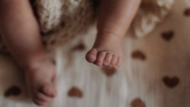 Θεσσαλονίκη: Ελεύθεροι με προφορική εντολή εισαγγελέα οι γονείς που άφησαν το βρέφος στο μπαλκόνι