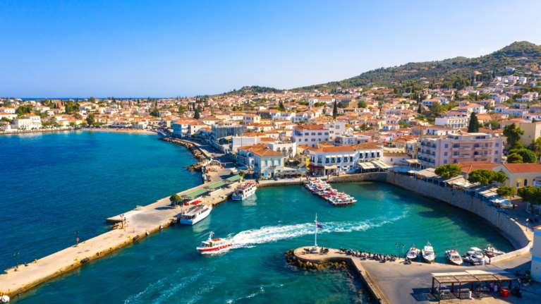 Σύγκρουση θαλαμηγού με υδροφόρo πλοίο στο λιμάνι των Σπετσών - Ενας ελαφρά τραυματίας