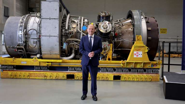 Μπροστά στην τουρμπίνα του Nordstream ο Σολτς - Πετά το μπαλάκι στον Πούτιν: Η Μόσχα δεν έχει παρά να τη ζητήσει...