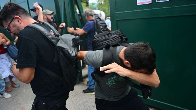 Επεισόδια και χημικά στο Υπουργείο Παιδείας: Ένταση μεταξύ ΜΑΤ και εκπαιδευτικών [εικόνες - βίντεο]