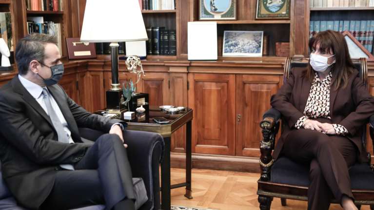 Στις 27 Δεκεμβρίου θα εμβολιαστεί ο Κυριάκος Μητσοτάκης- Το είπε στη Σακελλαροπούλου