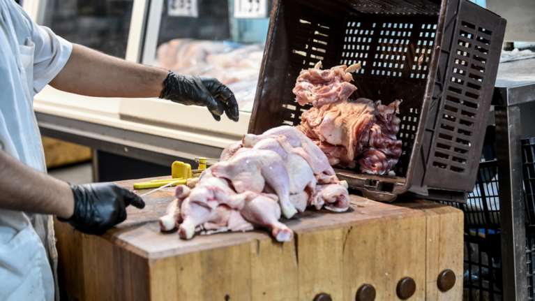 Απίστευτο περιστατικό στον Πύργο: Αγόρασε νωπό κοτόπουλο και το έφαγε ωμό, στη μέση του δρόμου