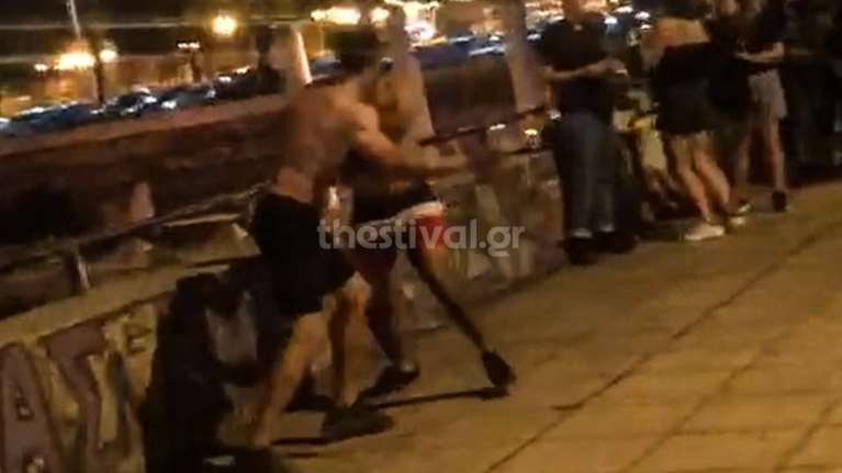 Σοκαριστικό βίντεο: Η στιγμή της δολοφονίας 24χρονου Αλγερινού στη Θεσσαλονίκη [Προσοχή - σκληρές εικόνες]