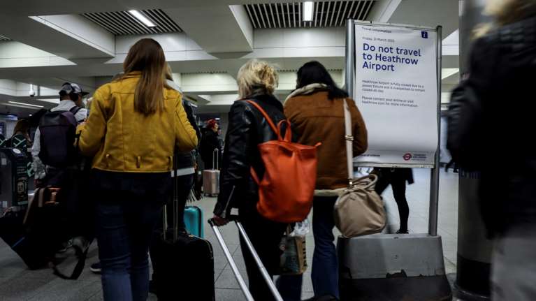 Αποκαθίσταται η λειτουργία του αεροδρομίου Χίθροου μετά το μπλακ-άουτ από τις ακυρώσεις πτήσεων