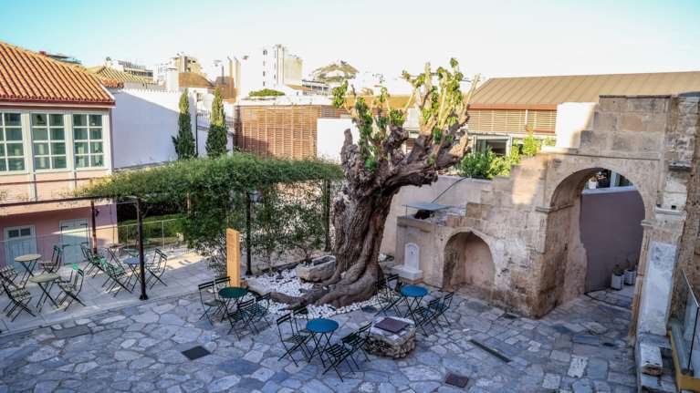 Επιτάφιος στο μουσείο Νεότερου Πολιτισμού: Μεσημέρι, στην Πλάκα, ανάμεσα σε κτίρια από τον 18ο αιώνα