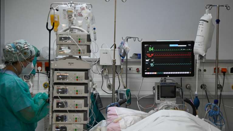ΕΟΔΥ: 14 θάνατοι και 20 διασωληνωμένοι από κορονοϊό, κανένα νέο κρούσμα γρίπης - Τα στοιχεία για τις αναπνευστικές λοιμώξεις
