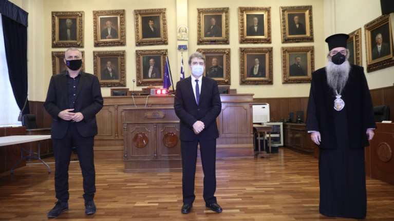 Κορονο-αντίμετρα ενόψει μπαράζ εορτών Αγίων του Δεκεμβρίου: Επαφές Χρυσοχοΐδη με ιεράρχες και δημάρχους