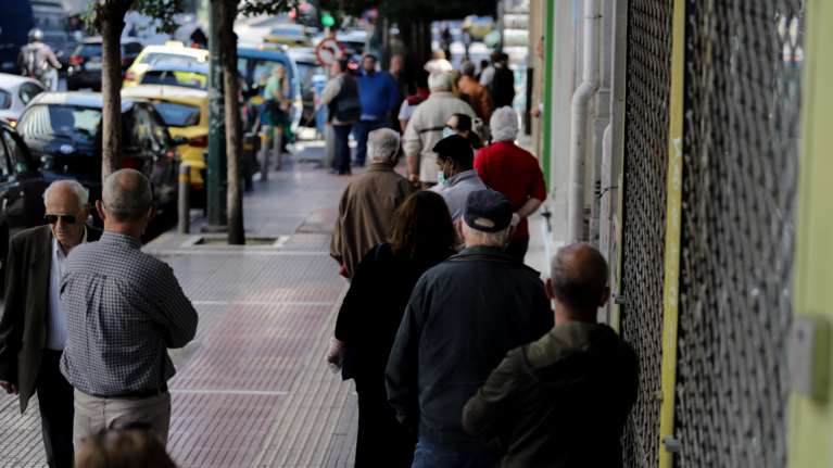 Αυτά είναι τα 19 επιδόματα που αυξάνονται μετά τον κατώτατο μισθό